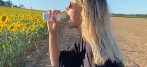 Privée de festivals, Angèle simule un concert dans une vidéo hilarante