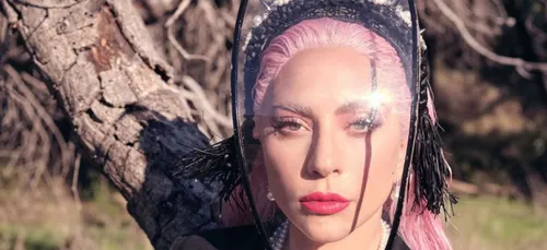 Lady Gaga révèle être actuellement sous traitement pour des...