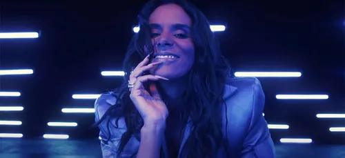 Shy’m annonce sa grossesse et le sexe de son bébé dans son dernier...