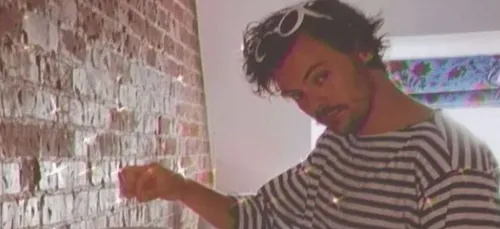 Quand Harry Styles se réfugie chez une fan pendant son absence à...