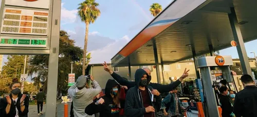 Cette séquence de supporters de Joe Biden fêtant sa victoire sur un...