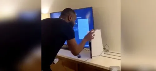 Gims pète un plomb devant sa PlayStation 5 (vidéo)
