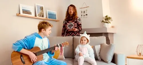 Quand Julien Doré, en pyjama, rend une visite surprise à deux...