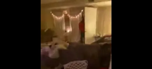 Un homme s'introduit chez elle pendant qu'elle se filme sur TikTok...