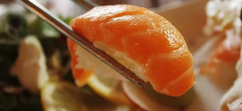 ⬨Elle consomme des sushis périmés sans le savoir, et souffre...