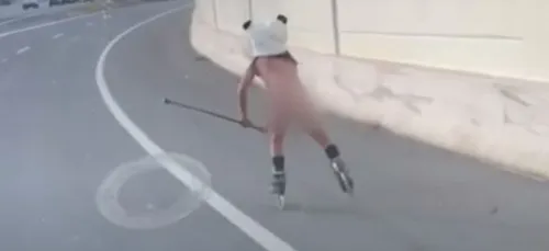 Un homme fait du patin sur l'autoroute⬦ entièrement nu ! (Vidéo)