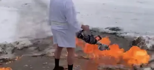 Un homme déneige son allée avec un lance-flamme (Vidéo)