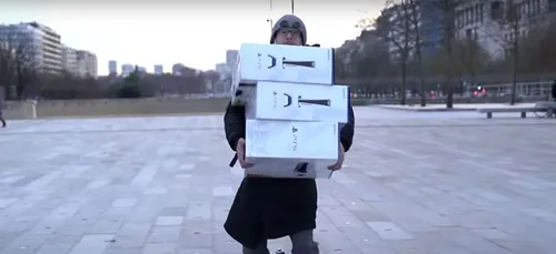 En balade dans Paris avec trois boites vides de PS5, ils piègent...