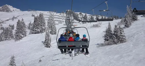 Une adolescente glisse d'un télésiège et reste suspendue dans le...