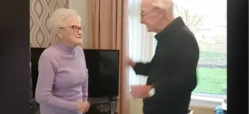 Ce couple d'octogénaires confiné fait le buzz en dansant sur TikTok...