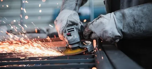 Economie : récession massive, mais moins forte qu'escomptée