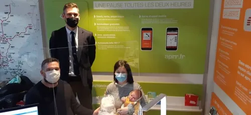 Leur bébé naît sur l'A48, ils remportent un an d'autoroute gratuite