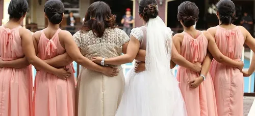 Sa soeur prend du poids, elle la retire de ses demoiselles d'honneur