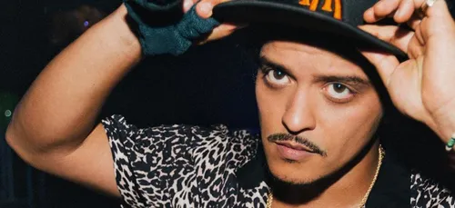 Une femme donne 100.000 dollars à un faux Bruno Mars, croyant avoir...