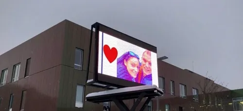 Il installe un écran géant sous la fenêtre de l'hôpital pour...