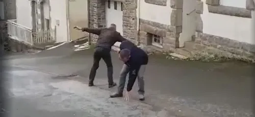 Ils n'arrivent pas à marcher à cause du verglas, leur vidéo devient...