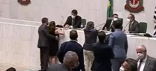 Une députée brésilienne victime d'une agression sexuelle en pleine...