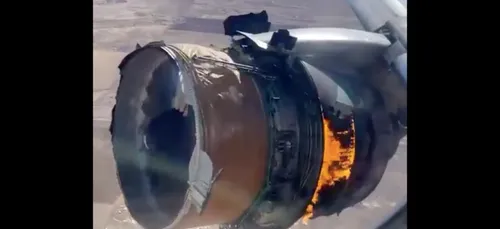 Le réacteur d'un avion prend feu en plein vol (Vidéo)