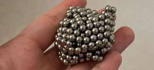 Un enfant avale 54 aimants pour devenir magnétique !