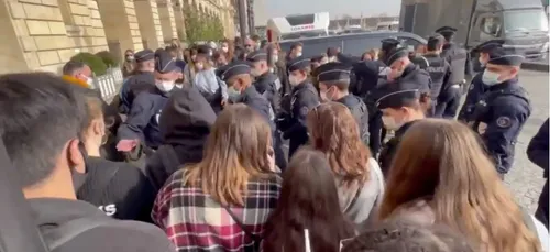 Justin Bieber : des fans se rassemblent devant son hôtel à Paris :...