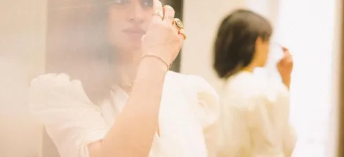 « J'ai été obligée d'assumer mes cheveux frisés (⬦) mes seins » :...