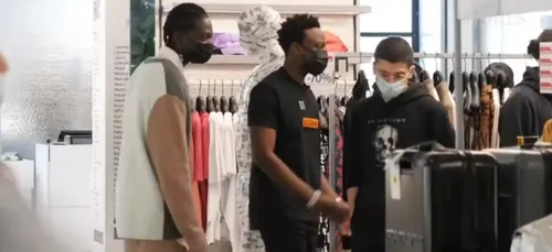 Quand Dadju fait semblant d'être un vendeur aux Galeries Lafayette...