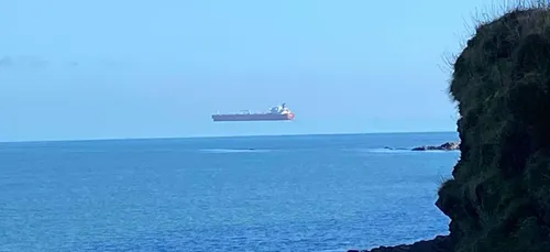 Illusion d'optique : quand un navire vole au-dessus de la mer (Photo)