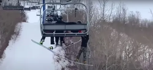 Un ado glisse d'un télésiège et reste suspendu dans le vide (Vidéo)