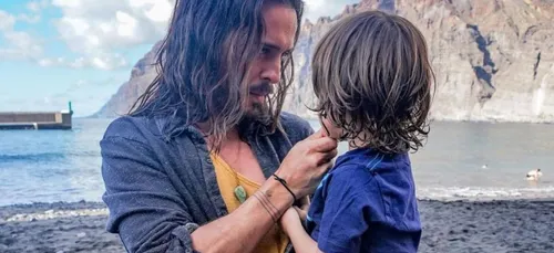 "Devenir papa, ça m'a appris l'humilité" : Flo Delavega se confie...