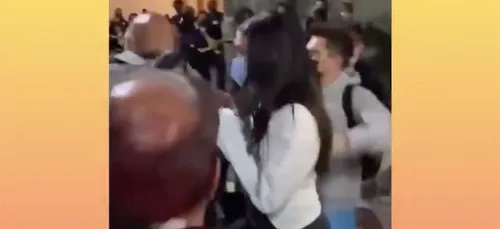 Dua Lipa : quand une fan tente de braver la sécurité pour...