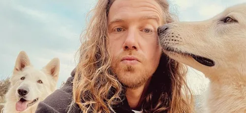 Quand Julien Doré présente ses deux chiens dans une séquence...