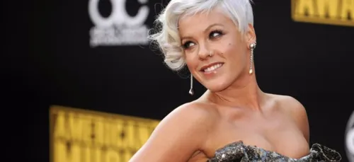 Pink : Ellen DeGeneres lui offre un tire-lait à la télévision !...