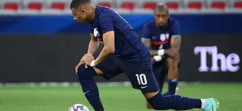Euro 2020 : les Bleus genou à terre avant le match face à l'Allemagne