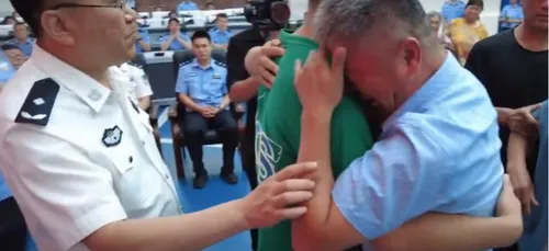 Les retrouvailles émouvantes entre un père et son fils, kidnappé 24...