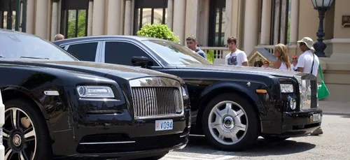 Un enfant de 4 ans au volant d'une voiture de luxe provoque un...