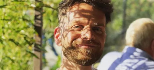 "Dilemme" : quand Keen'V revisite le célèbre tube de Nelly et Kelly...