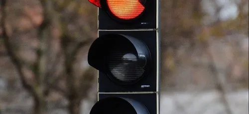 Au volant de la voiture de son ex, elle grille volontairement 49...