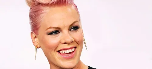 Pink pose sans maquillage avec son bébé sur Instagram (Photo)