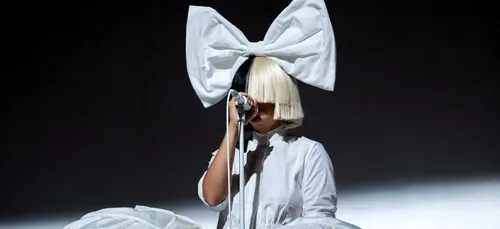 Sia crée une peluche à son effigie pour la bonne cause ! (Photos)