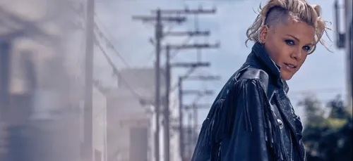 Pink : sa bagarre avec Christina Aguilera ! (VIDEO)