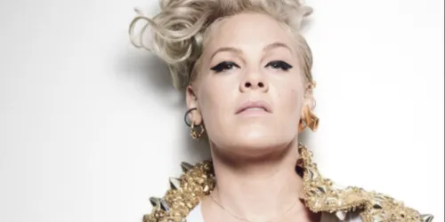 Pink fait une mauvaise blague à sa fille ! (VIDEO)