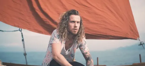 Julien Doré: accompagné d'une mystérieuse jeune femme ! (VIDEO)