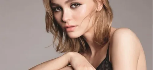 Lily-Rose Depp: trahie par les flashs, elle dévoile sa poitrine au...