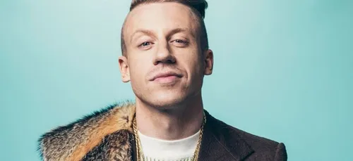 Macklemore est méconnaissable dans son nouveau clip ! (Vidéo)