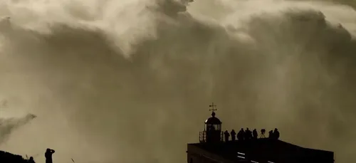 Vidéo - Une vague géante surfée à Nazaré au Portugal