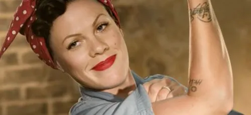 Pink clashe le directeur des Grammys et défend les femmes (Photo)