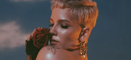 Halsey dévoile accidentellement sa culotte au Gala AmfAR (Photos)