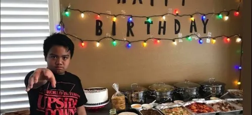 Seul pour son anniv, les acteurs de Stranger Things consolent un fan