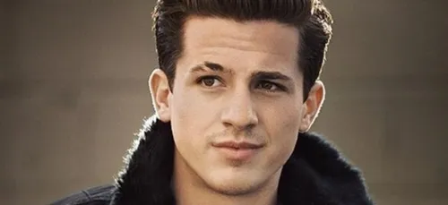 Charlie Puth dévoile une chanson pour les victimes du lycée de...