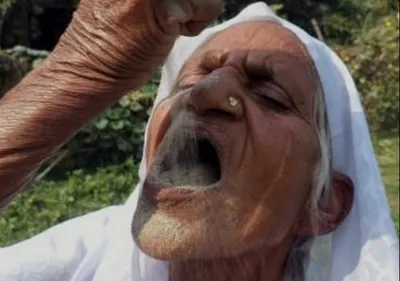 Une indienne mange un kilo de sable par jour !